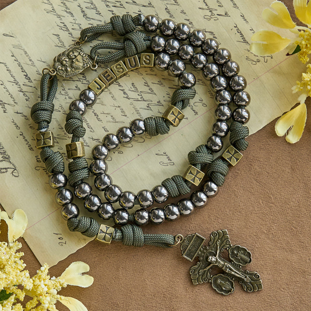 Christianartworkshop Rosario personalizzato in paracord in stile militare: perline color argento e ottone JESUS - GESÙ (Nessuna consuetudine) - image 0
