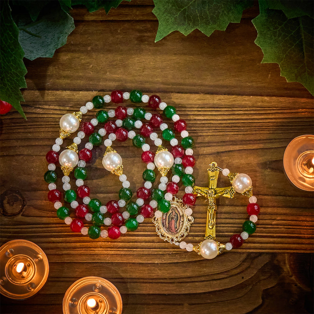 Christianartworkshop Corona di agrifoglio Rosario di Natale con perline tricolori: celebra la Santa Nascita - Rosario di Natale - image 0