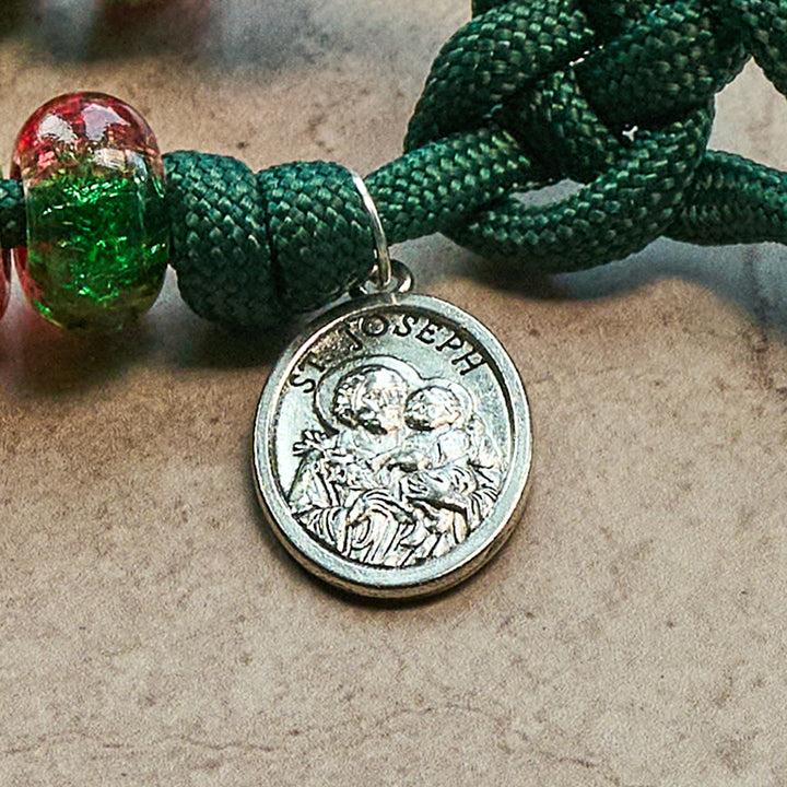 Christianartworkshop Rosario natalizio con paracord per la benedizione della Sacra Famiglia con perline lucide rosse e verdi - image 9