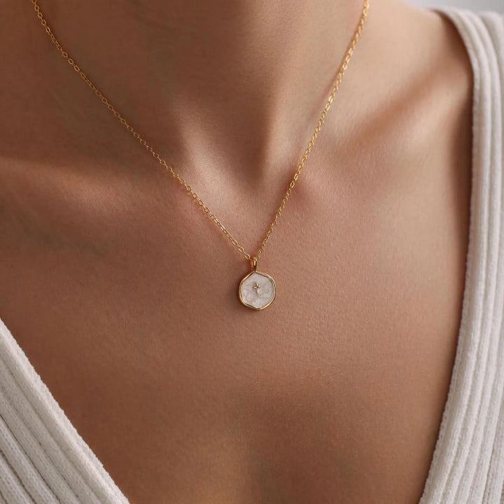 Collana con ciondolo a croce geometrica Christianartworkshop in tonalità pastello - image 1