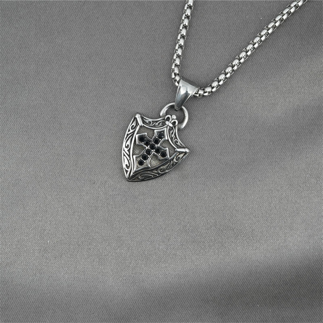 Christianartworkshop Collana a forma di scudo ornato con crocifisso e intarsi di zirconi neri - image 2