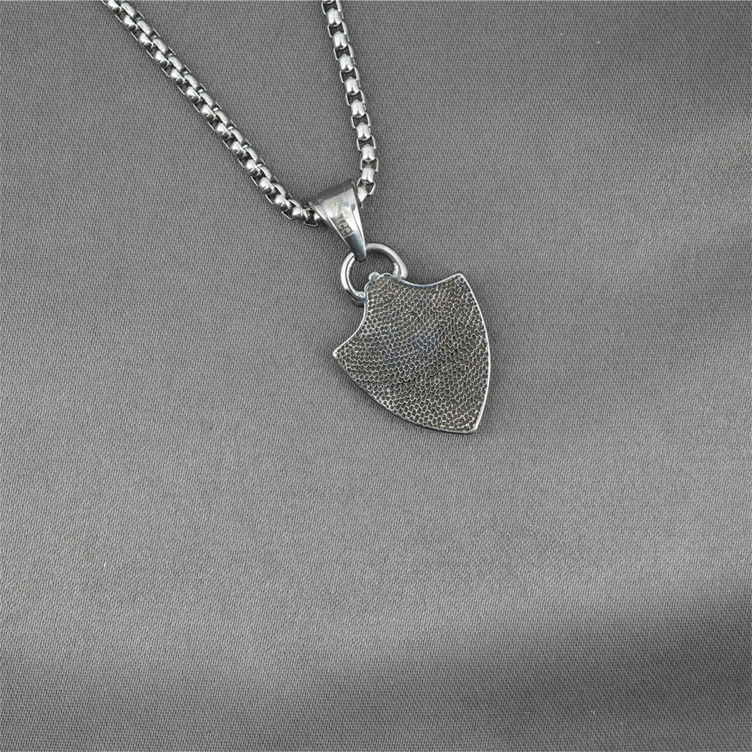 Christianartworkshop Collana a forma di scudo ornato con crocifisso e intarsi di zirconi neri - image 4