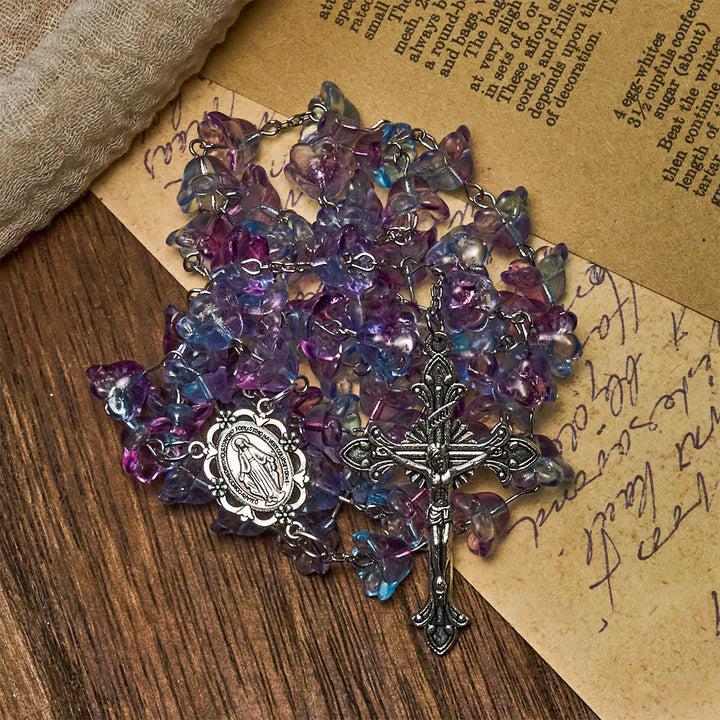 Rosario in vetro con mughetto pastello e Madonna di Christianartworkshop: pura grazia mariana - image 2
