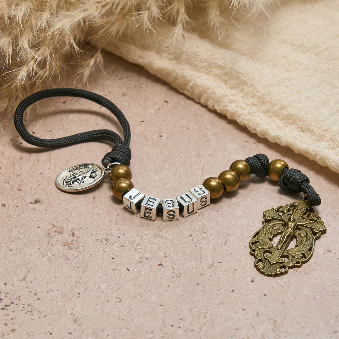 Christianartworkshop Rosario tascabile minimalista nero robusto con San Michele e lettera personalizzata di GESÙ - GESÙ (Nessuna consuetudine) - image 0