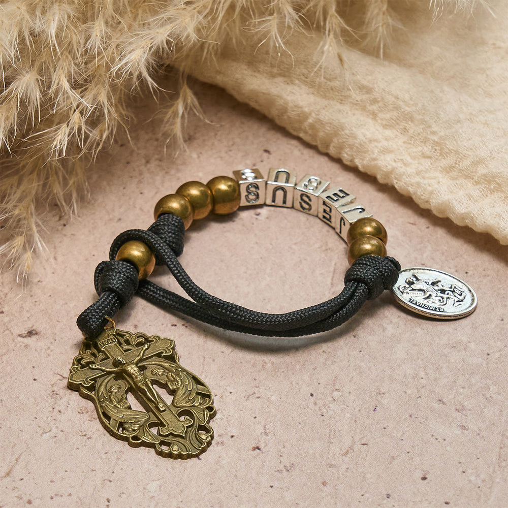 Christianartworkshop Rosario tascabile minimalista nero robusto con San Michele e lettera personalizzata di GESÙ - image 1