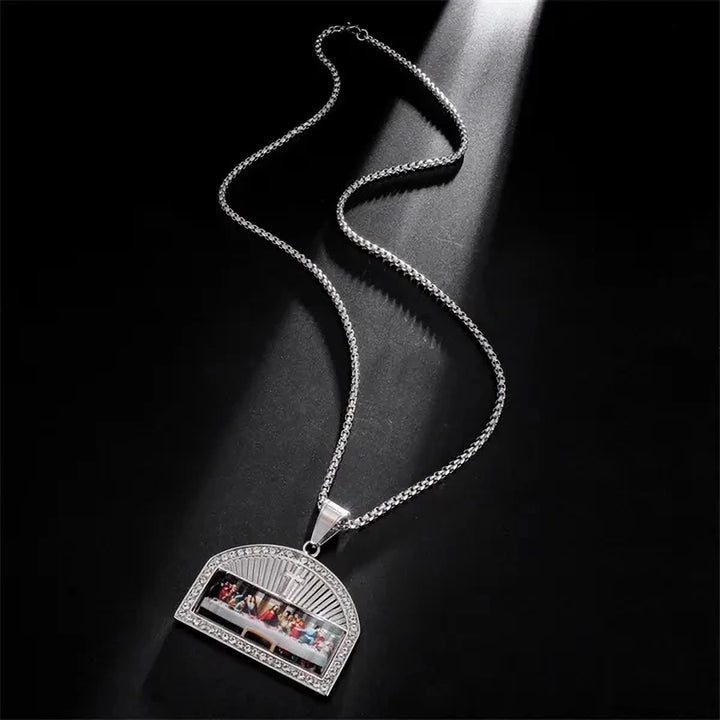 Collana con ciondolo ad arco per la Santa Comunione e scena dell'Ultima Cena di Christianartworkshop: Oro e Argento Brillanti - image 2