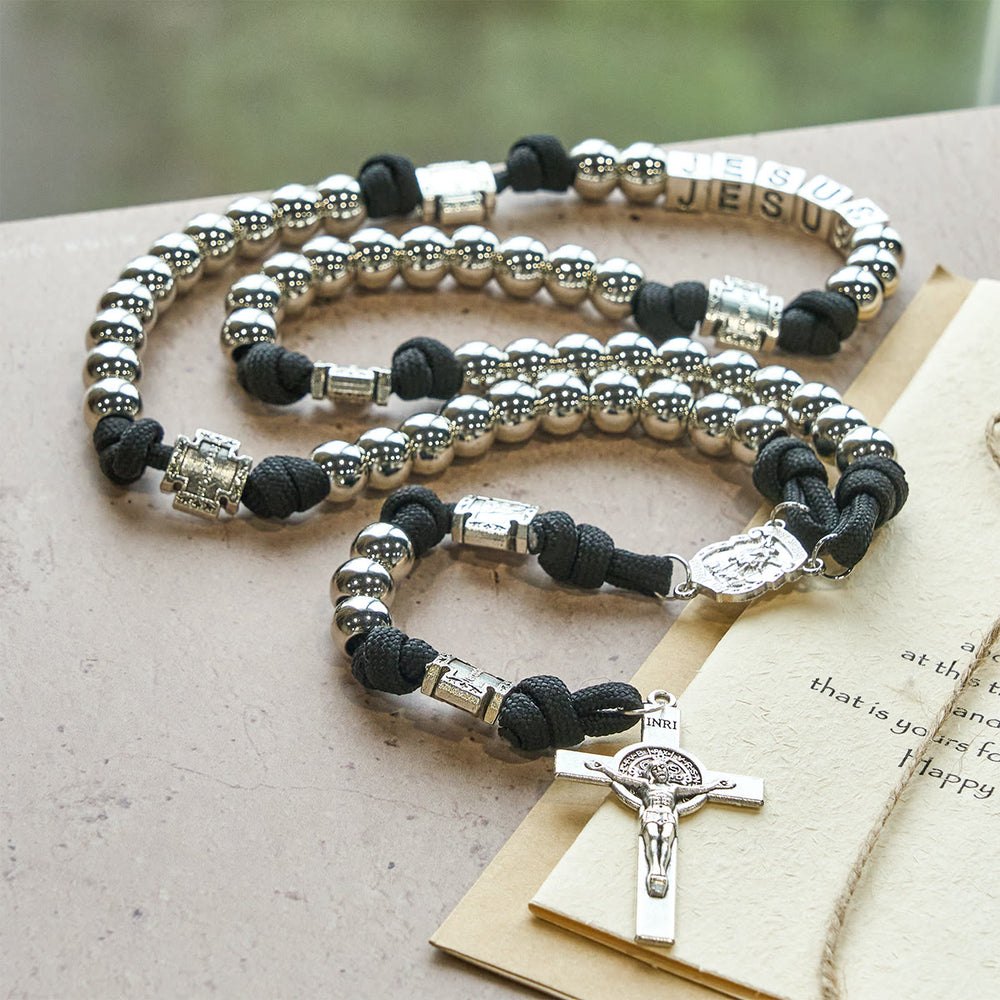 Christianartworkshop Rosario personalizzato con preghiera di battaglia in grani color argento e lettera personalizzata di GESÙ - image 1