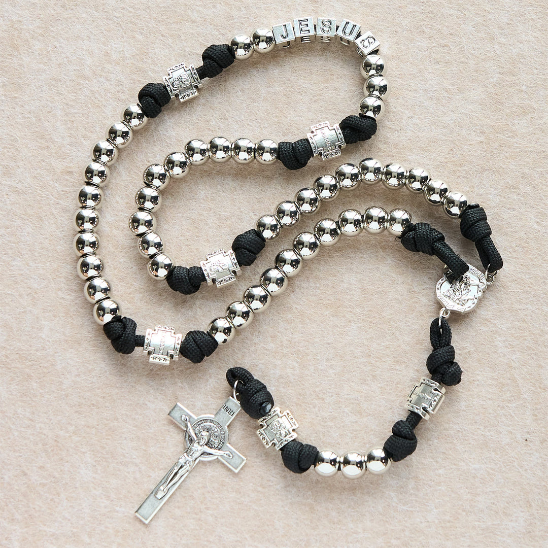 Christianartworkshop Rosario personalizzato con preghiera di battaglia in grani color argento e lettera personalizzata di GESÙ - GESÙ (Nessuna consuetudine) - image 0