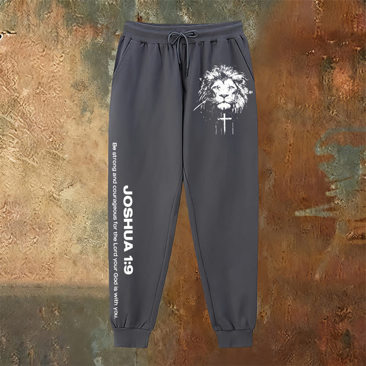 Pantaloni della tuta del Leone di Giuda di Christianartworkshop: versetto di Giosuè 1:9 in carboncino - image 2