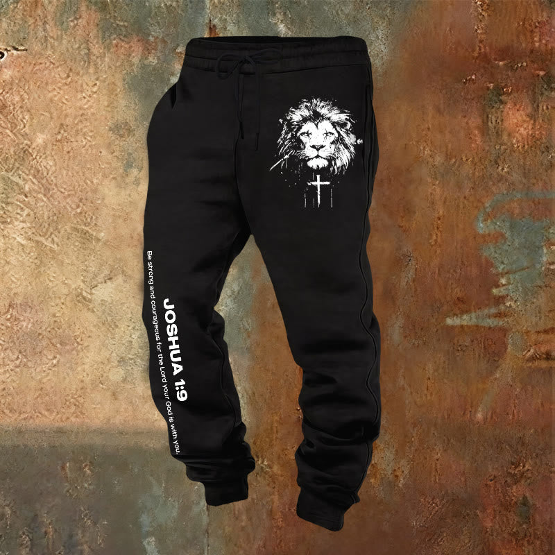 Pantaloni della tuta del Leone di Giuda Christianartworkshop : versetto di Giosuè 1:9 in carboncino - Nero - 2XL - image 4