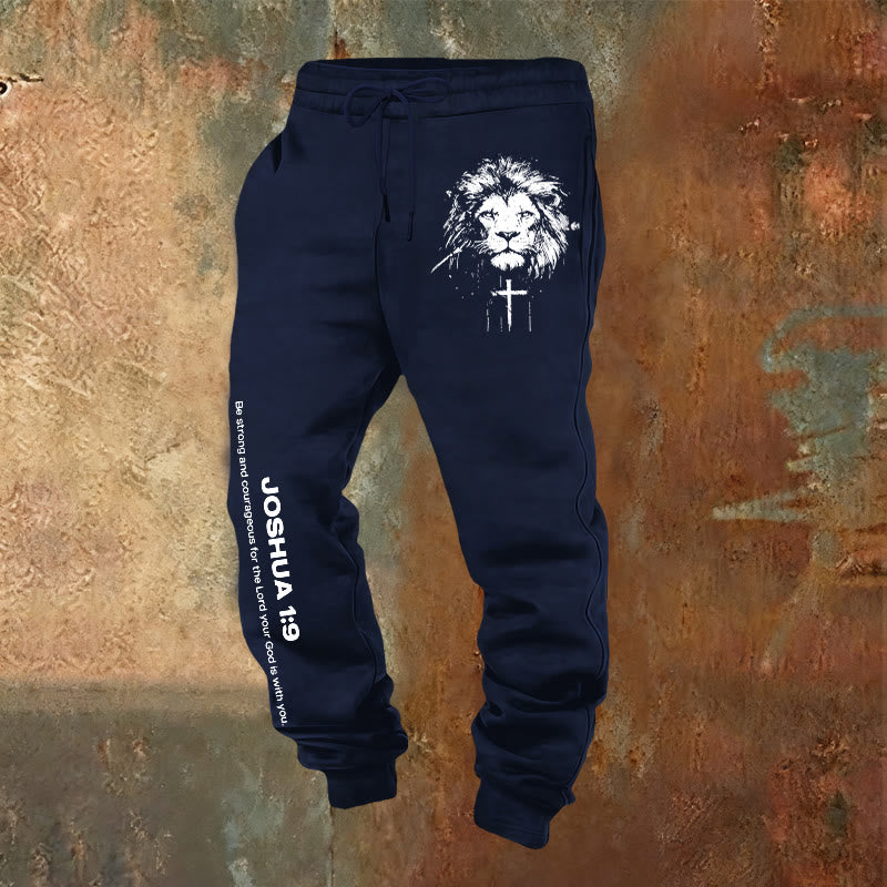 Pantaloni della tuta del Leone di Giuda di Christianartworkshop: versetto di Giosuè 1:9 in carboncino - Blu navy - 2XL - image 9