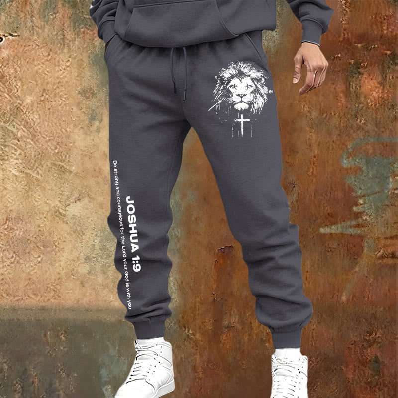 Pantaloni della tuta del Leone di Giuda Christianartworkshop : versetto di Giosuè 1:9 in carboncino - image 1