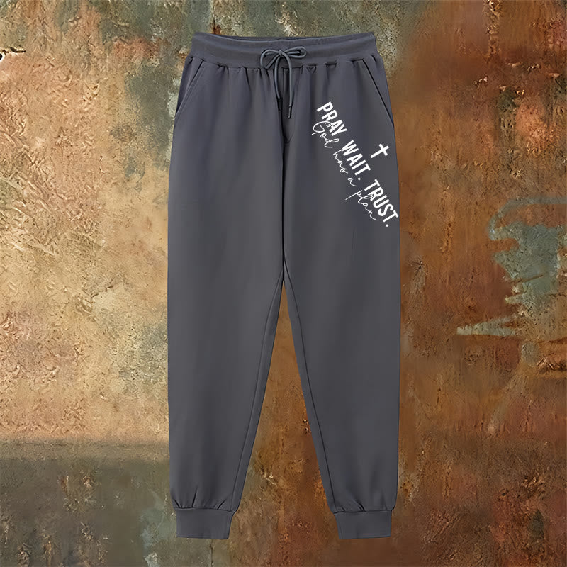 Pantaloni della tuta con dichiarazione di fede "Prega, aspetta e fidati" di Christianartworkshop: mantra di fede laterale sui fianchi - image 15