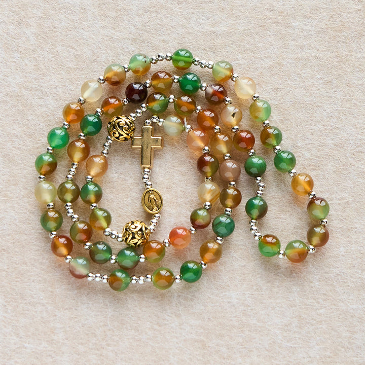 Bracciale rosario multistrato in malachite natalizia Christianartworkshop con croce e medaglia - image 2