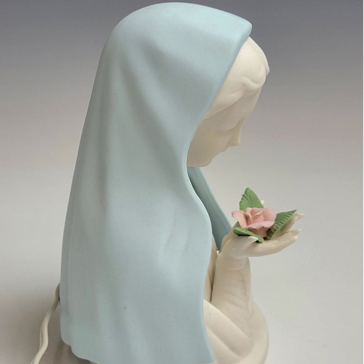 Christianartworkshop Madonna in preghiera, ornamento da tavolo illuminato: fede serena per uno spazio devozionale - image 2