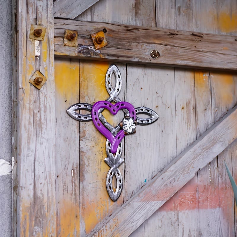 Christianartworkshop Croce a ferro di cavallo con decorazione da parete a forma di cuore: amore e fede per spazi spirituali - Viola - image 0