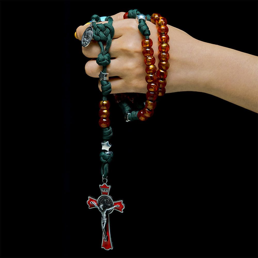 Rosario natalizio con perline color ambra e paracord verde di Christianartworkshop con medaglia della Sacra Famiglia - image 1