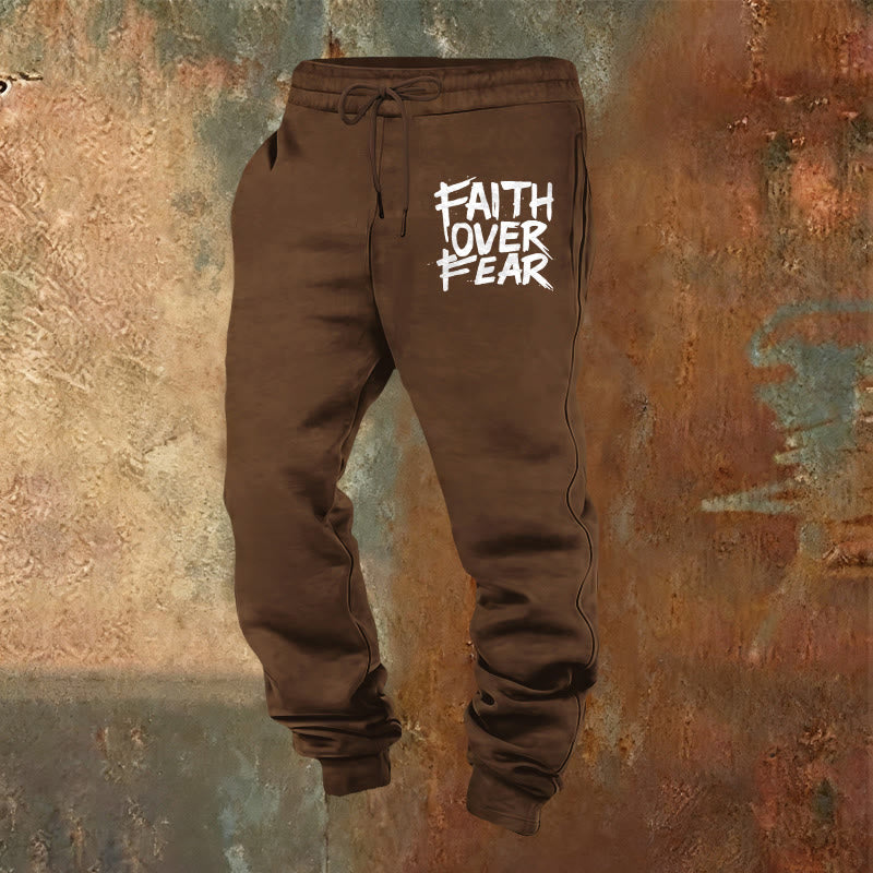 Christianartworkshop Pantaloni della tuta "Fede contro la paura": abbigliamento quotidiano con coraggio spirituale - Marrone - 2XL - image 0