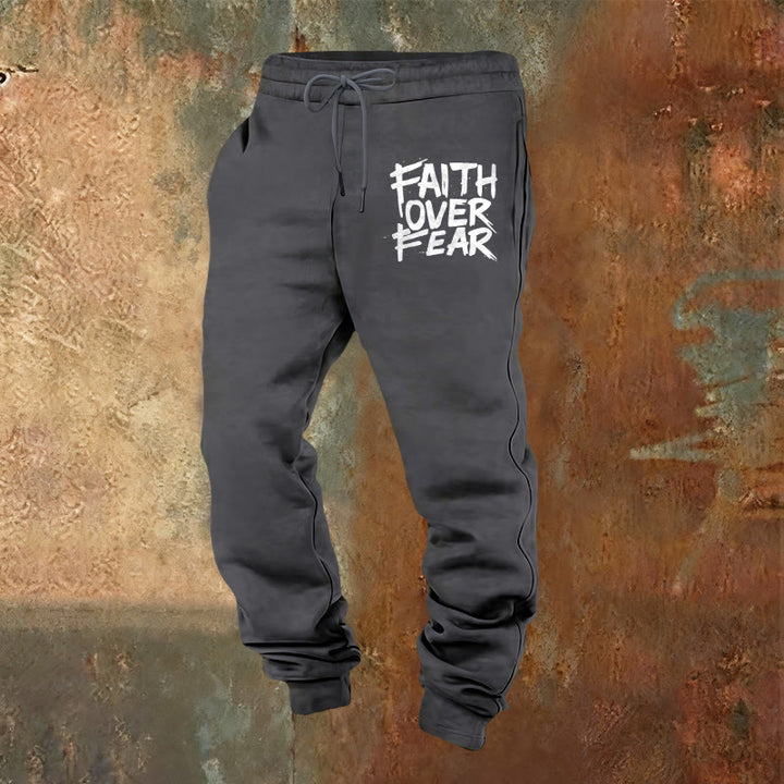 Christianartworkshop Pantaloni della tuta "Fede contro la paura": abbigliamento quotidiano con coraggio spirituale - Grigio caldo - 2XL - image 4