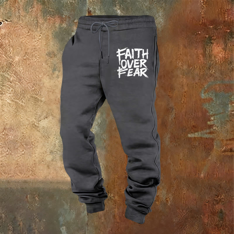Christianartworkshop Pantaloni della tuta "Fede contro la paura": abbigliamento quotidiano con coraggio spirituale - Grigio caldo - 2XL - image 4