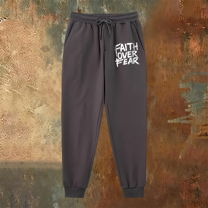 Christianartworkshop Pantaloni della tuta "Fede contro la paura": abbigliamento quotidiano con coraggio spirituale - image 22