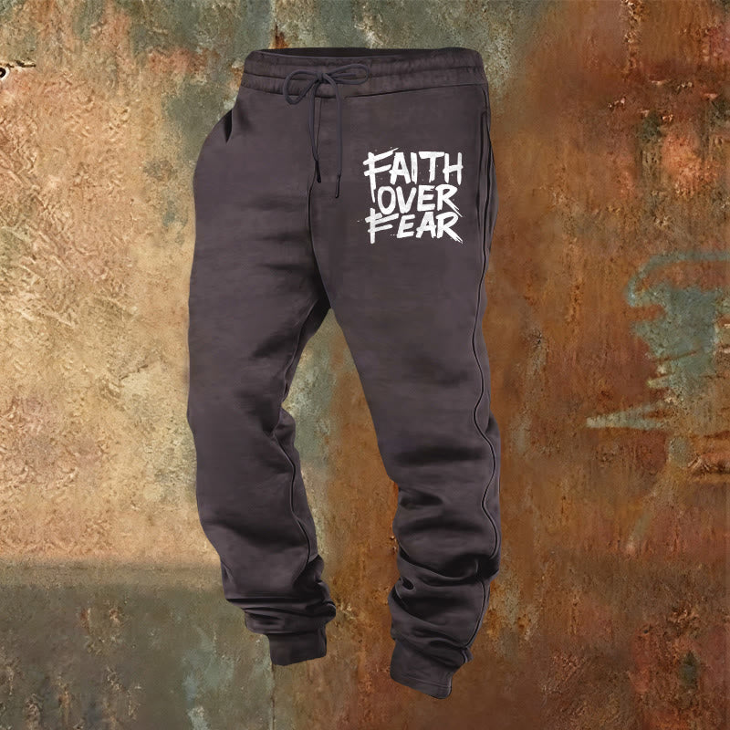 Christianartworkshop Pantaloni della tuta "Fede contro la paura": abbigliamento quotidiano con coraggio spirituale - Grigio scuro - 2XL - image 20