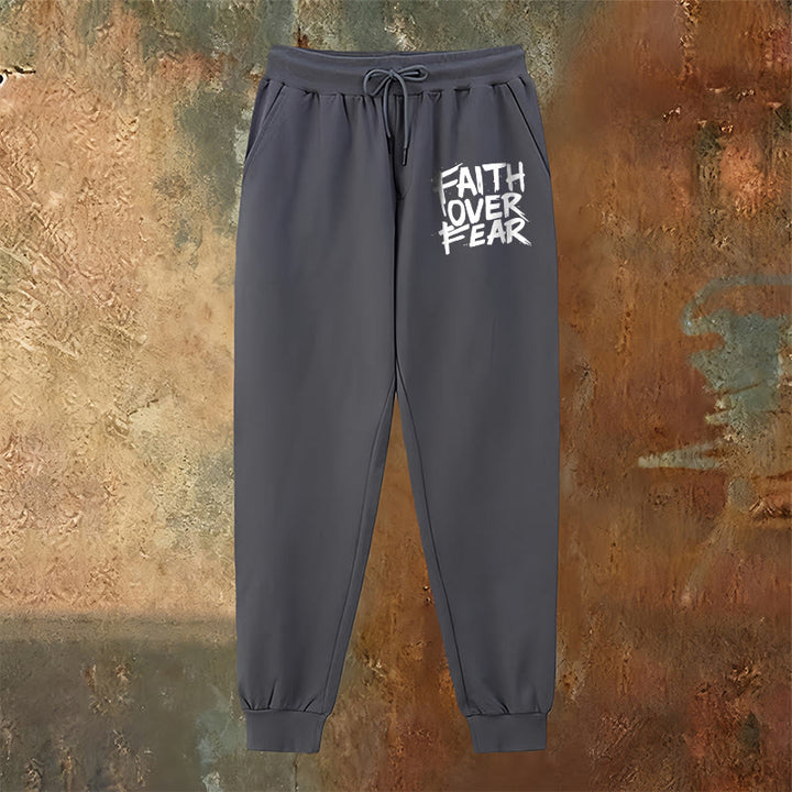 Christianartworkshop Pantaloni della tuta "Fede contro la paura": abbigliamento quotidiano con coraggio spirituale - image 6