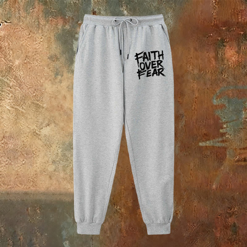 Christianartworkshop Pantaloni della tuta "Fede contro la paura": abbigliamento quotidiano con coraggio spirituale - image 18