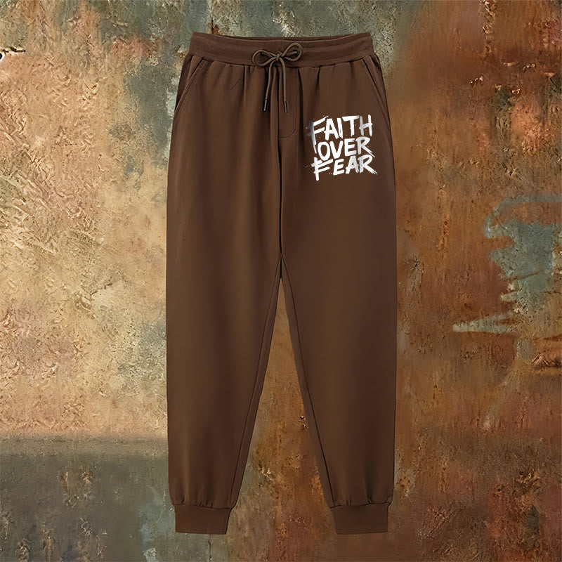 Christianartworkshop Pantaloni della tuta "Fede contro la paura": abbigliamento quotidiano con coraggio spirituale - image 2