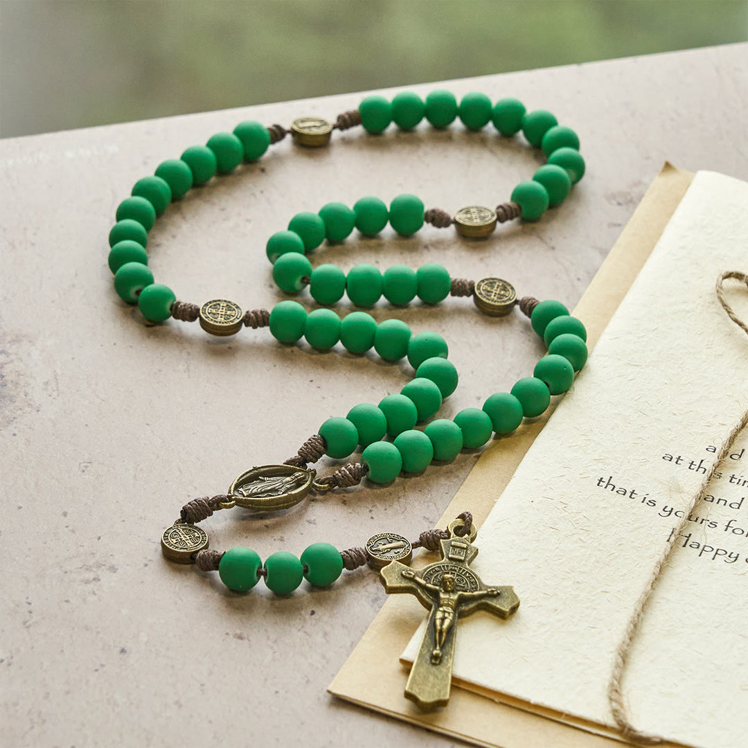 Christianartworkshop Regalo di Natale: Rosario con grani di gomma verde opaco e protezione di San Benedetto - image 2