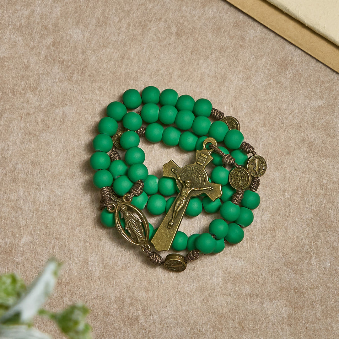 Christianartworkshop Regalo di Natale: Rosario con grani di gomma verde opaco e protezione di San Benedetto - image 4