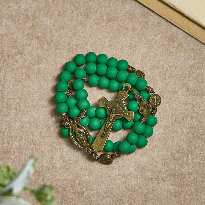 Christianartworkshop Regalo di Natale: Rosario con grani di gomma verde opaco e protezione di San Benedetto - image 4