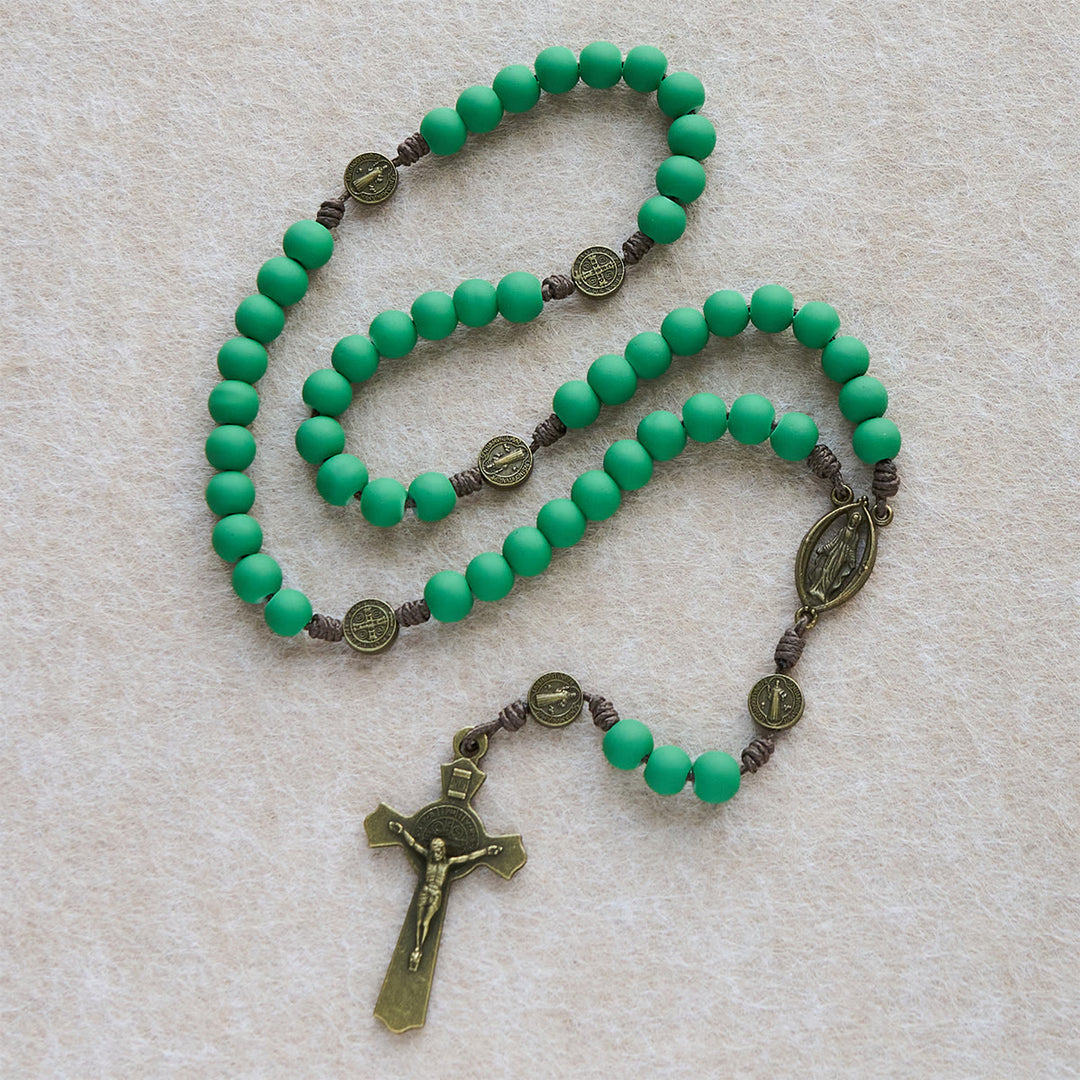 Christianartworkshop Regalo di Natale: Rosario con grani di gomma verde opaco e protezione di San Benedetto - image 1