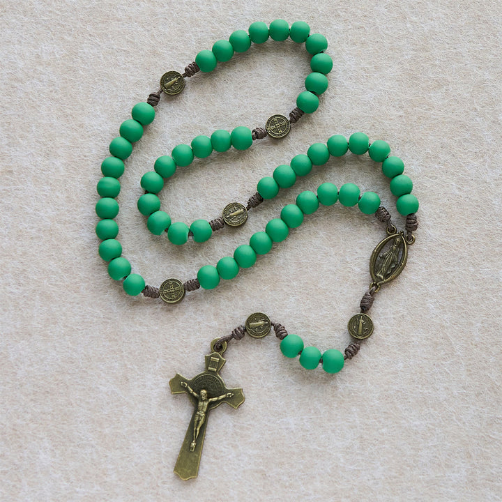 Christianartworkshop Regalo di Natale: Rosario con grani di gomma verde opaco e protezione di San Benedetto - image 1