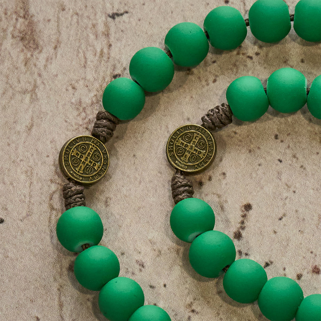 Christianartworkshop Regalo di Natale: Rosario con grani di gomma verde opaco e protezione di San Benedetto - image 9