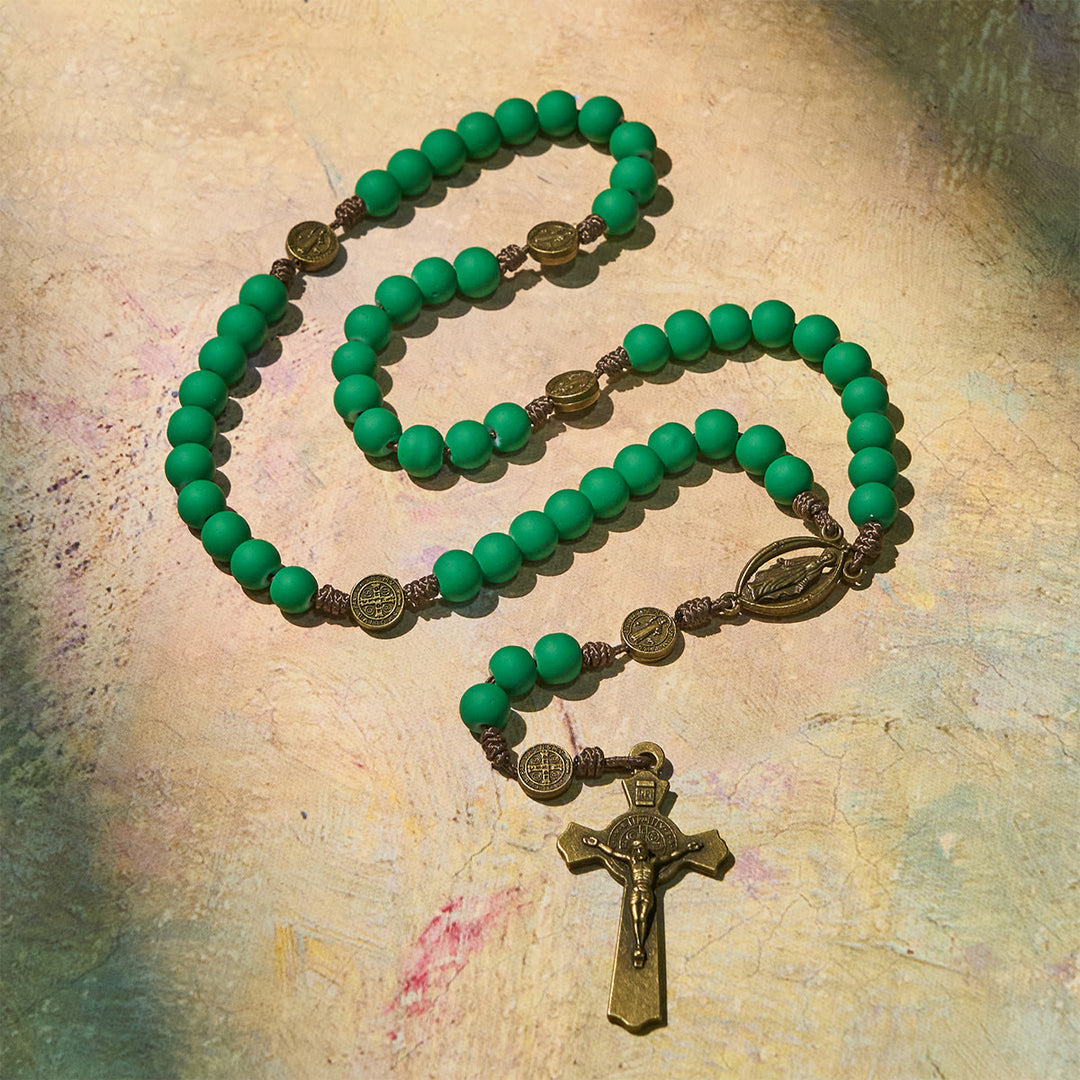 Christianartworkshop Regalo di Natale: Rosario con grani di gomma verde opaco e protezione di San Benedetto - image 7