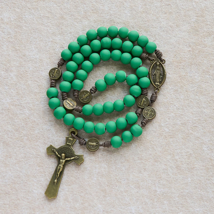 Christianartworkshop Regalo di Natale: Rosario con grani di gomma verde opaco e protezione di San Benedetto - image 3