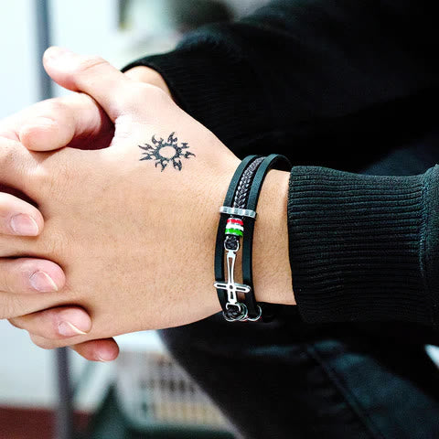 Bracciale in pelle con croce di Christianartworkshop: fede robusta e devozione elegante da indossare ogni giorno - image 1