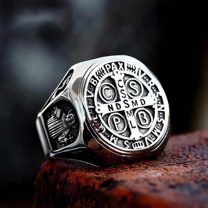 Christianartworkshop Anello della fede con croce di San Benedetto: un simbolo di dono amorevole - image 1