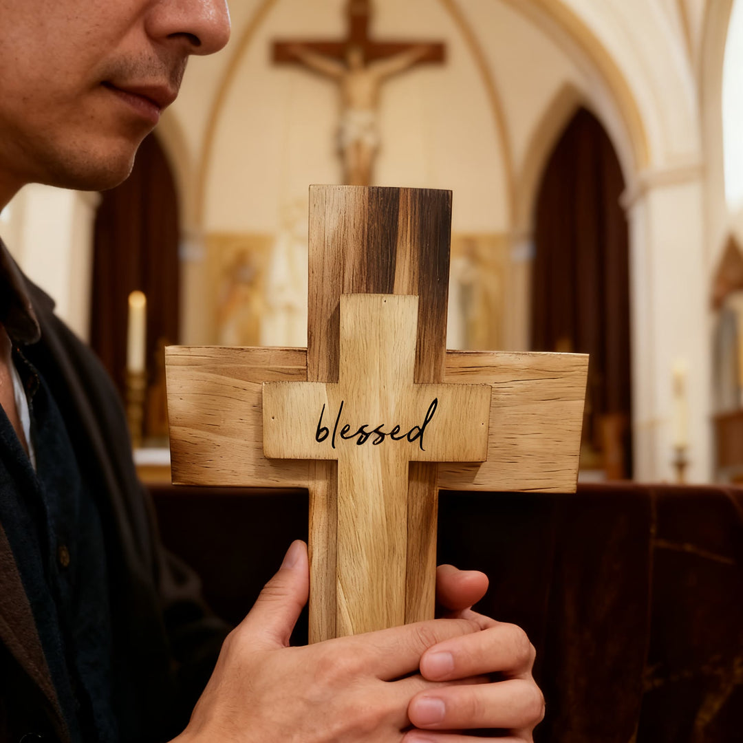 Christianartworkshop Croce in legno a strati con Benedetto: incarna la fede e la grazia divina nell'arredamento della casa - Croce con Beata - image 0