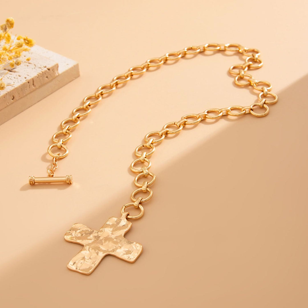 Collana della serie Hammered Cross di Christianartworkshop: fede contemporanea e devozione elegante - image 4