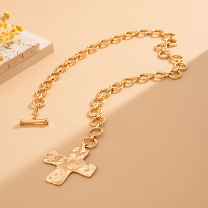 Collana della serie Hammered Cross di Christianartworkshop: fede contemporanea e devozione elegante - image 4