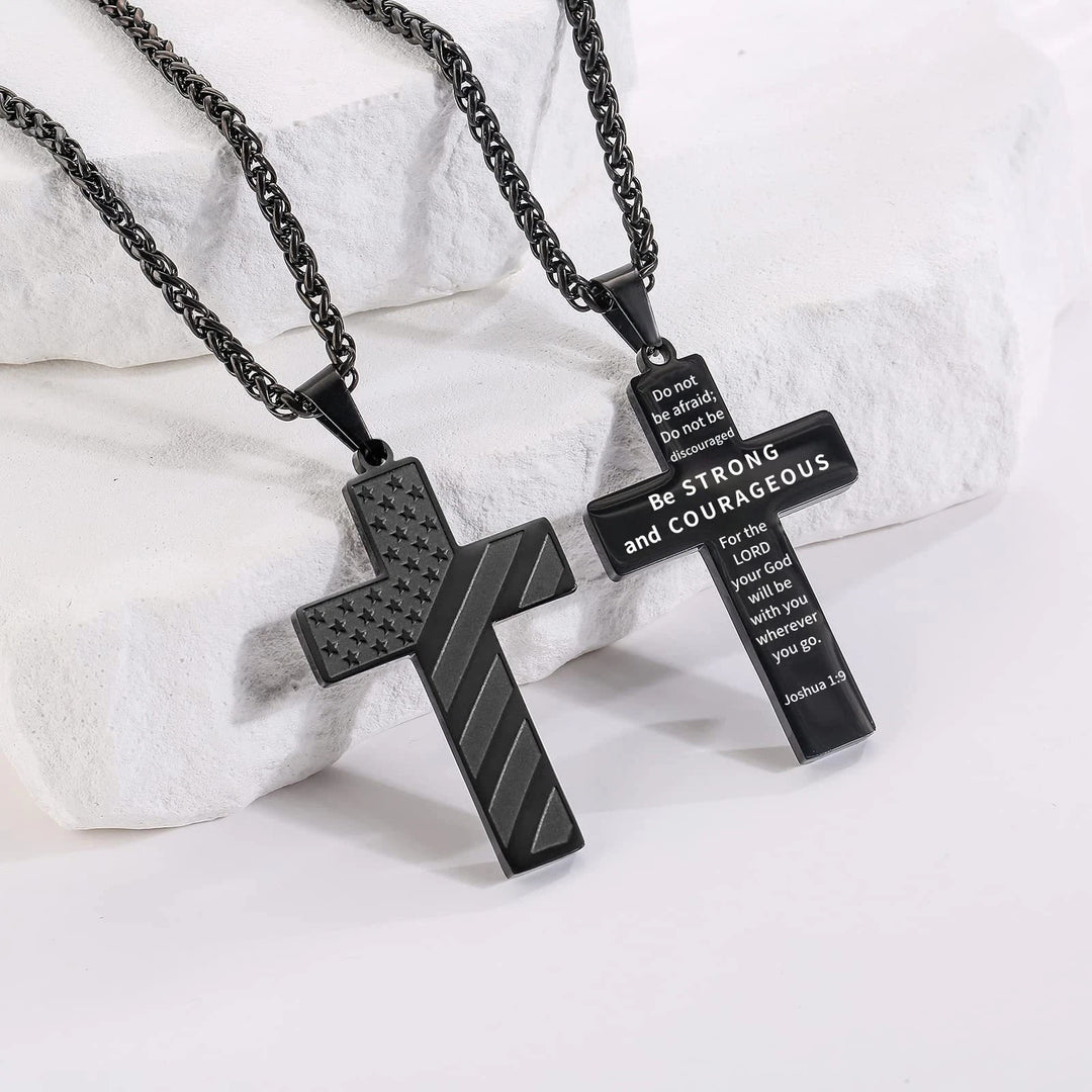 Collana con croce tricolore Christianartworkshop con bandiera americana e scrittura: un'espressione patriottica - Nero - Giosuè 1:9 - image 0