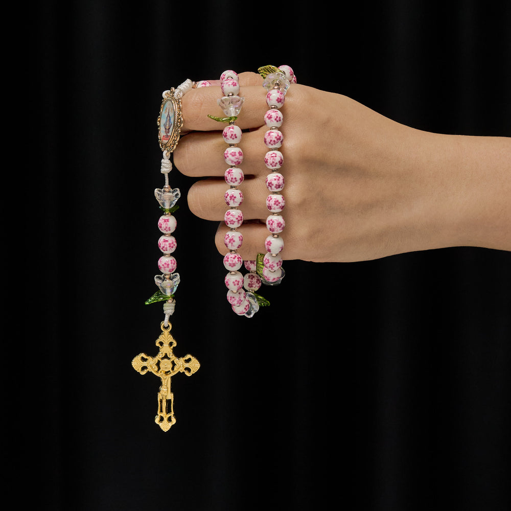 Christianartworkshop Rosario in porcellana con giglio Dettagli: Devozione in fiore e nutrimento spirituale - image 1