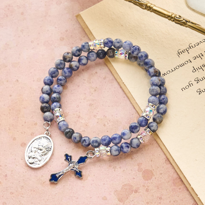 Bracciale rosario in pietra blu con filo di memoria della Sacra Famiglia Christianartworkshop - Circonferenza del polso: 7,09"-9,45"/18-24 cm - image 0