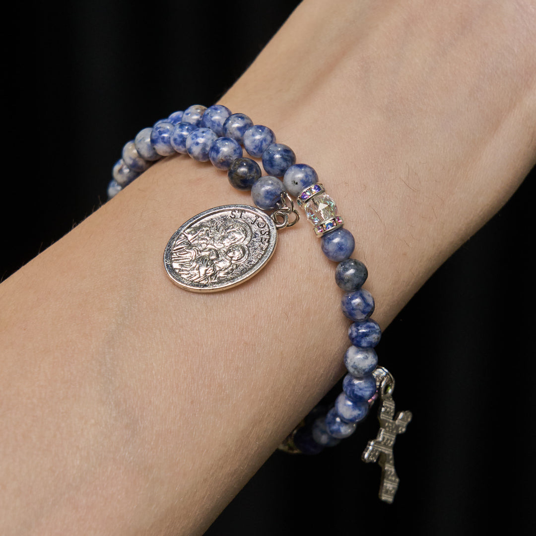 Bracciale rosario in pietra blu con filo di memoria della Sacra Famiglia Christianartworkshop - image 2