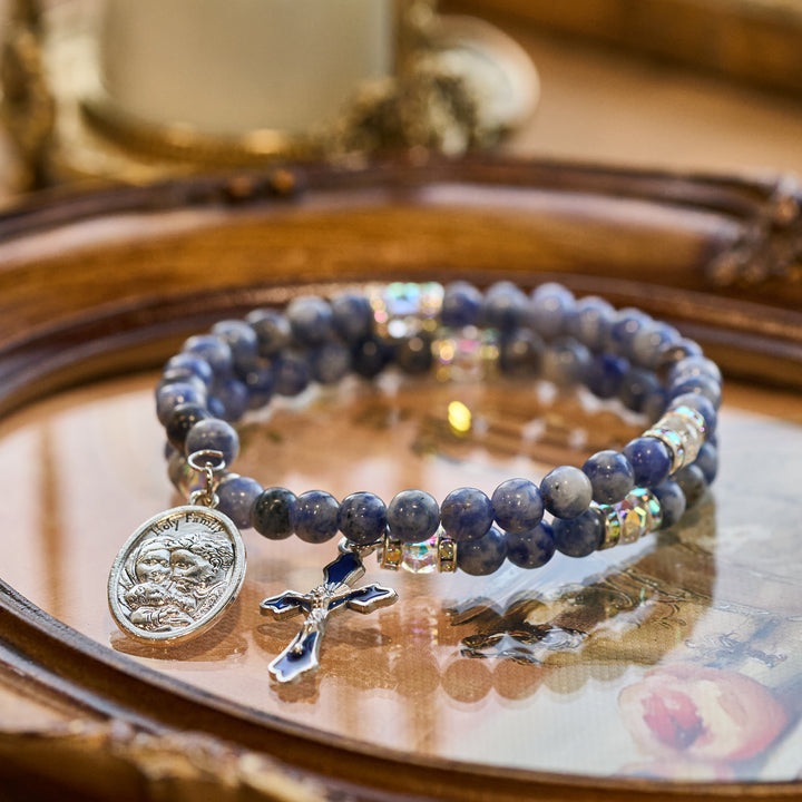 Bracciale rosario in pietra blu con filo di memoria della Sacra Famiglia Christianartworkshop - image 4
