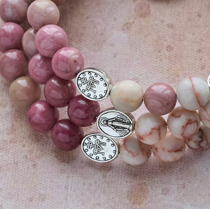 Bracciale rosario in filo di memoria con venature in palissandro e pietra opaca Web di Christianartworkshop con medaglie mariane - image 6