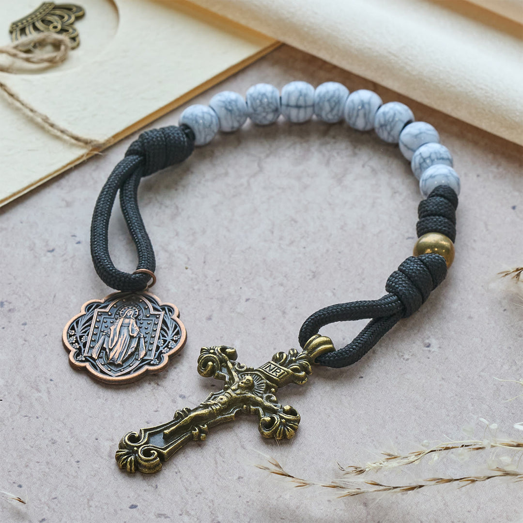 Rosario tascabile con perline screpolate bianche opache di Christianartworkshop e crocifisso in ottone decorato - image 13