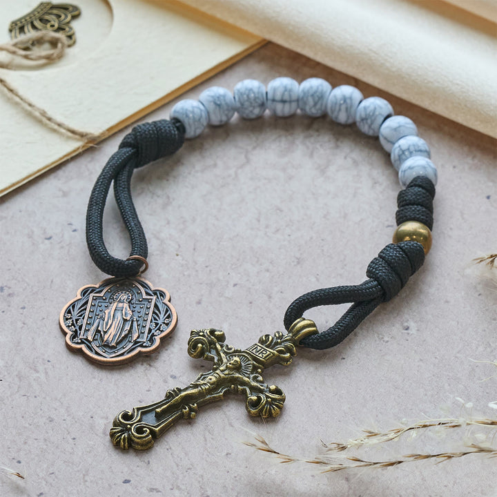 Rosario tascabile con perline screpolate bianche opache di Christianartworkshop e crocifisso in ottone decorato - image 13